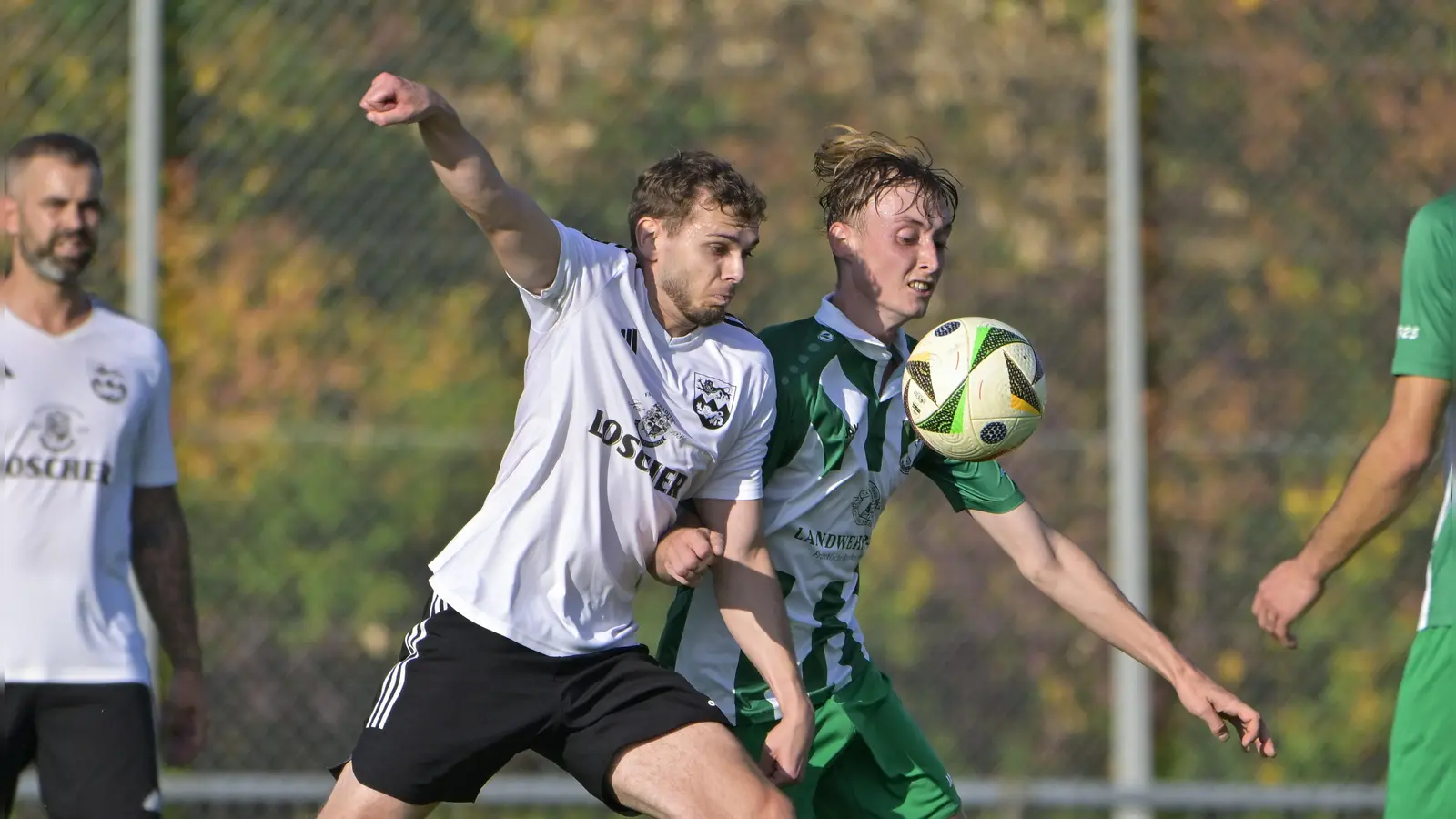 Mit 5:1 besiegte der FC/DJK Burgoberbach (rechts Theo Eyrisch) den VfB Schillingsfürst (Noah Lanzendörfer). Am Sonntag müssen die Burgoberbacher zum Spitzenspiel beim Tabellenzweiten SC Aufkirchen antreten, der VfB empfängt bereits am Samstag den FC Ezelsdorf. (Foto: Martin Rügner)