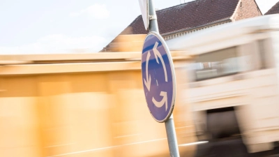 Flott rein und raus? Nein, bitte nicht und vor allem Fahrer schwerer Lastwagen müssen bei Kreisverkehren einiges beachten. (Foto: Christin Klose/dpa Themendienst/dpa-tmn)