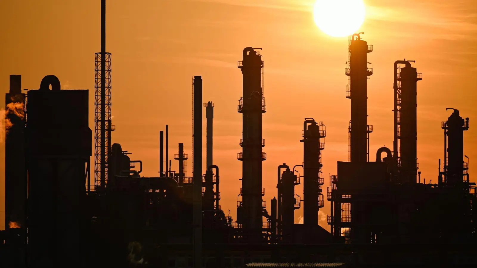 Die schwierigen Gespräche über die Standortsicherung für das Stammwerk Ludwigshafen laufen. (Archivbild) (Foto: Uwe Anspach/dpa)