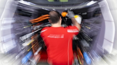 Bei Porsche sollen noch mehr Stellen wegfallen. (Archivbild) (Foto: Marijan Murat/dpa)