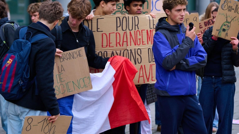 Mit Protestschildern demonstrierten die Schülerinnen und Schüler. (Foto: Sven Hoppe/dpa)