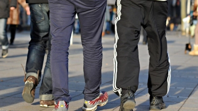 Jogginghosen sind an einer Schule in Wermelskirchen verboten. Neuerdings werden Schüler damit sogar nach Hause geschickt. (Foto: Jan-Philipp Strobel/dpa)