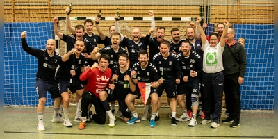 Mit Meisterwimpel: Die Handballer der SG Kernfranken, vorne von Links: Benjamin Mayer, Adrian Merkel, Florian Wattenbach, Thomas Moser, Jonas Wenzlik, Dominik Gruber, Kevin Kroll, Benjamin Schmidt, Trainerin Cordula Wedrich. Hinten von Links: Daniel Stützer, Christian Wattenbach, Jonas Schuh, Jakob Bruckner, Maximilian Eschenbacher, Markus Haspel, Julian Neubauer, Markus Geiselseder-Wörlein, Co-Trainer Roland Nixdorf. (Foto: Markus Zahn)