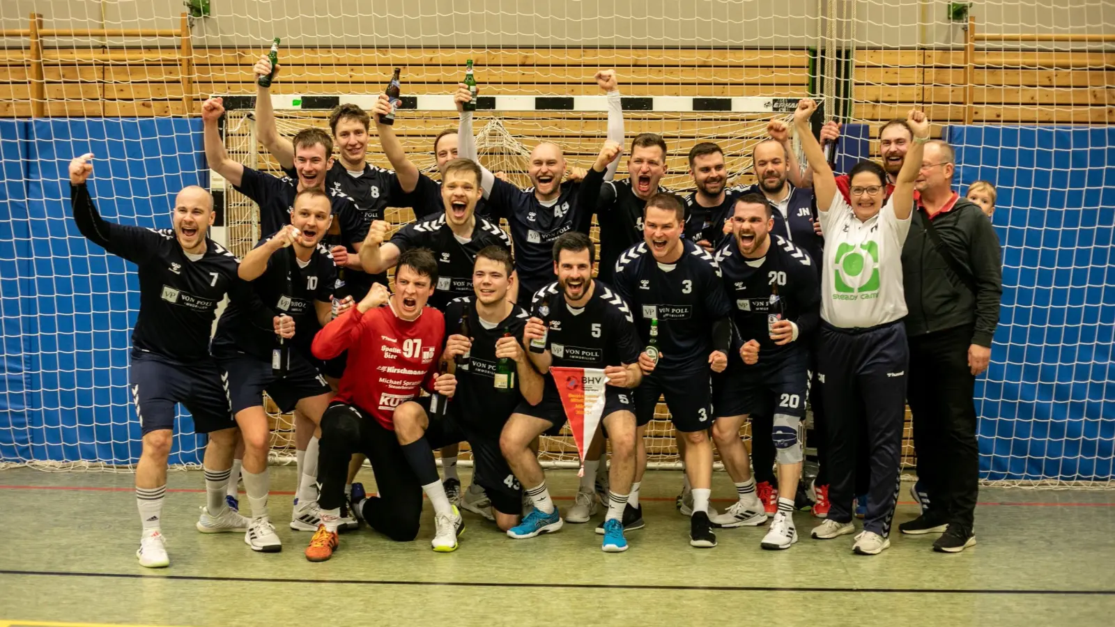 Mit Meisterwimpel: Die Handballer der SG Kernfranken, vorne von Links: Benjamin Mayer, Adrian Merkel, Florian Wattenbach, Thomas Moser, Jonas Wenzlik, Dominik Gruber, Kevin Kroll, Benjamin Schmidt, Trainerin Cordula Wedrich. Hinten von Links: Daniel Stützer, Christian Wattenbach, Jonas Schuh, Jakob Bruckner, Maximilian Eschenbacher, Markus Haspel, Julian Neubauer, Markus Geiselseder-Wörlein, Co-Trainer Roland Nixdorf. (Foto: Markus Zahn)