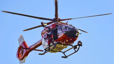 Ein Rettungshubschrauber brachte das verletzte Kind in eine Klinik. (Symbolbild: Christoph Reichwein/dpa)