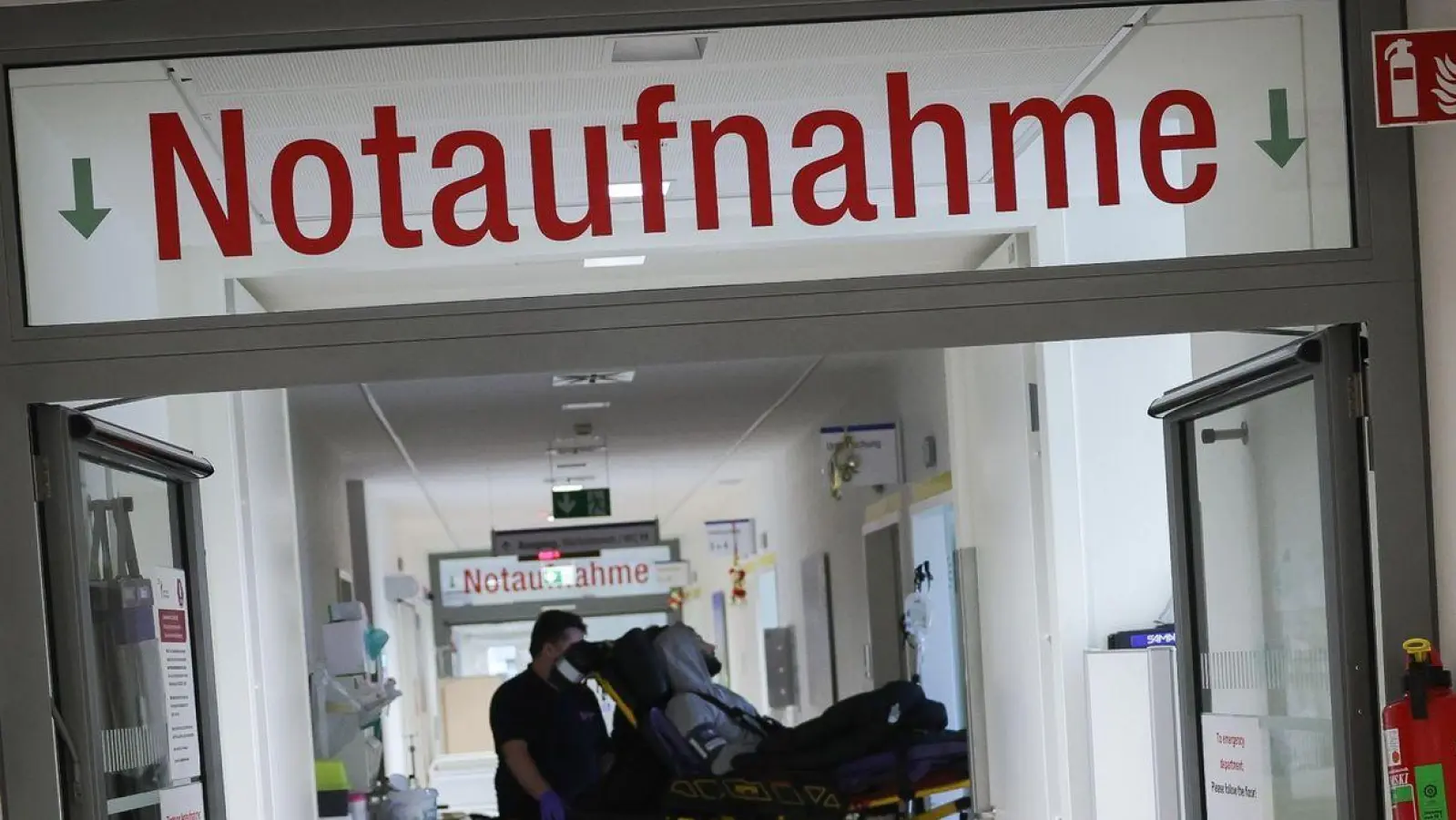 Die Notaufnahmen sollen künftig in neuen Integrierten Notfallzentren aufgehen. Pro 400.000 Einwohnerinnen und Einwohner soll es laut Gesundheitsminister Lauterbach ein Zentrum geben. (Foto: Christian Charisius/dpa)