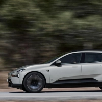 Ein SUV für den Alltag – und fürs Urlaubsgepäck: Mit verlängertem Dach und größerem Kofferraum ergänzt Polestar den Polestar 4 um eine zweite Karosserieform. (Foto: Patrick Gosling/Polestar/dpa-tmn)