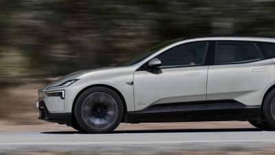 Ein SUV für den Alltag – und fürs Urlaubsgepäck: Mit verlängertem Dach und größerem Kofferraum ergänzt Polestar den Polestar 4 um eine zweite Karosserieform. (Foto: Patrick Gosling/Polestar/dpa-tmn)