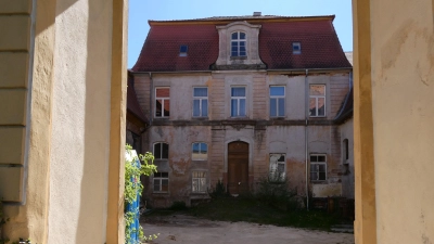 Das Hauptgebäude des Marstallkomplexes ist im Besitz der Gemeinde und wurde vielseitig genutzt. Es war Sitz des Ortsvogtes, Gaststätte, Wohngebäude und Metzgerei. Seit fast 20 Jahren steht das Gebäude leer. (Foto: W. Oberhäußer)