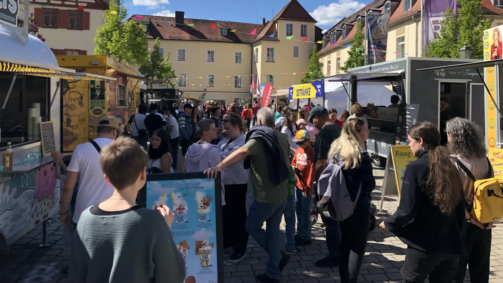 Gut besucht war das Street-Food-Festival am Wochenende: Bei besten äußerlichen Bedingungen ließen es sich die Besucher in der Reitbahn schmecken und genossen die Atmosphäre. (Foto: Florian Pöhlmann)