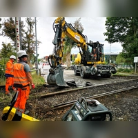 Bagger-Einsatz in der Erlbacher Straße: Am Bahnübergang wurde dort am Dienstag alter Belag abgetragen und später neu asphaltiert. Das erforderte eine Vollsperrung. (Foto: Jürgen Binder)