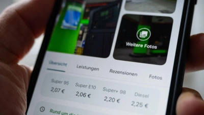 Preise auf einen Blick: In der Übersicht erscheinen die Kosten für Super, E10 und Diesel nach einem Fingertipp auf die gewünschte Tankstelle. (Foto: Zacharie Scheurer/dpa-tmn)
