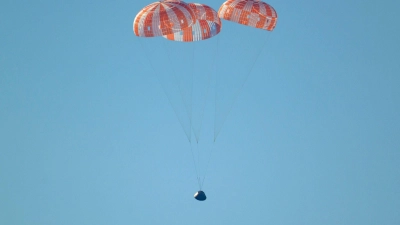 Abgebremst von Fallschirmen kam die „Orion“-Kapsel im Pazifik auf. (Foto: Bill Ingalls/NASA/dpa)