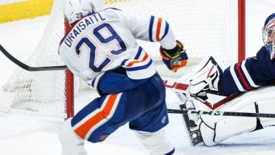 Leon Draisaitl (l) kommt in dieser Saison nun auf 38 Tore. (Foto: JOHN WOODS/The Canadian Press/AP/dpa)