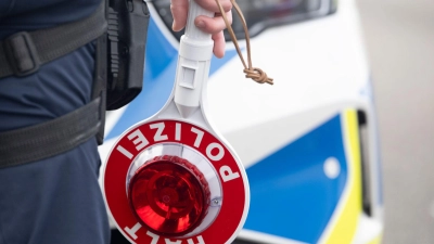 Die Verkehrspolizei kontrollierte den jungen Autofahrer. (Symbolbild) (Foto: Marijan Murat/dpa)