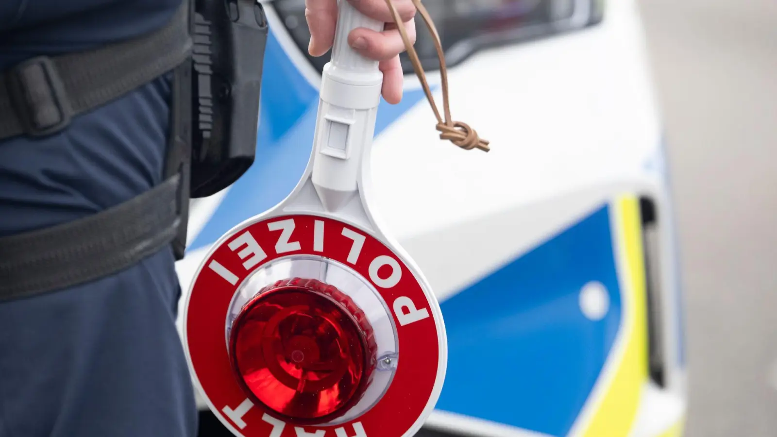Die Verkehrspolizei kontrollierte den jungen Autofahrer. (Symbolbild) (Foto: Marijan Murat/dpa)