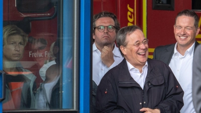 Der Laschet-Moment. Der damalige Unionskanzlerkandidat Armin Laschet (CDU) lachte nach der Ahrtal-Katastrophe bei einem Besuch der Region im Juli 2021, während Bundespräsident Frank-Walter Steinmeier sich zu dem Unglück äußerte. (Archivbild) (Foto: Marius Becker/dpa)