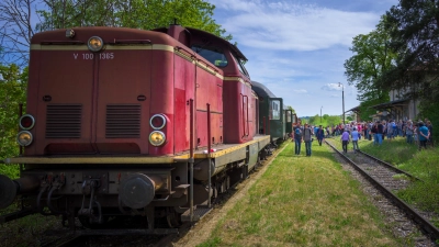 Mehr als hundert Personen warteten am Bahnhof Wilburgstetten, als der historische Sonderzug aus Nördlingen einrollte. Die weinrote Lok aus den 1960er-Jahren stellte das Bayerische Eisenbahnmuseum bereit. (Foto: René Chlopotowski)
