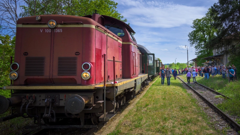 Mehr als hundert Personen warteten am Bahnhof Wilburgstetten, als der historische Sonderzug aus Nördlingen einrollte. Die weinrote Lok aus den 1960er-Jahren stellte das Bayerische Eisenbahnmuseum bereit. (Foto: René Chlopotowski)