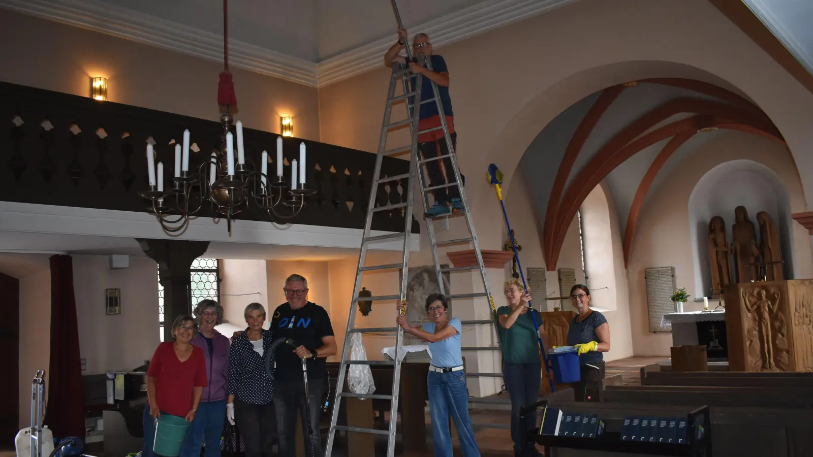 Für die große Jubiläumsfeier am 14. September wurde die Himmelfahrtskirche im Rahmen einer Putzaktion gründlich von freiwilligen Helferinnen und Helfern gereinigt. Die Stimmung war gut, wie nicht zu übersehen ist. (Foto: Ute Niephaus )