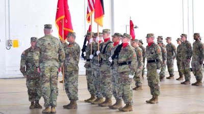 Militärisches Zeremoniell in der US-Kaserne in Katterbach: Noch ist offen, ob die Zahl der dort stationierten Soldatinnen und Soldaten von der Ankündigung aus dem Pentagon, die amerikanischen Truppen in Deutschland reduzieren zu wollen, betroffen sein wird. (Foto: Irmeli Pohl)
