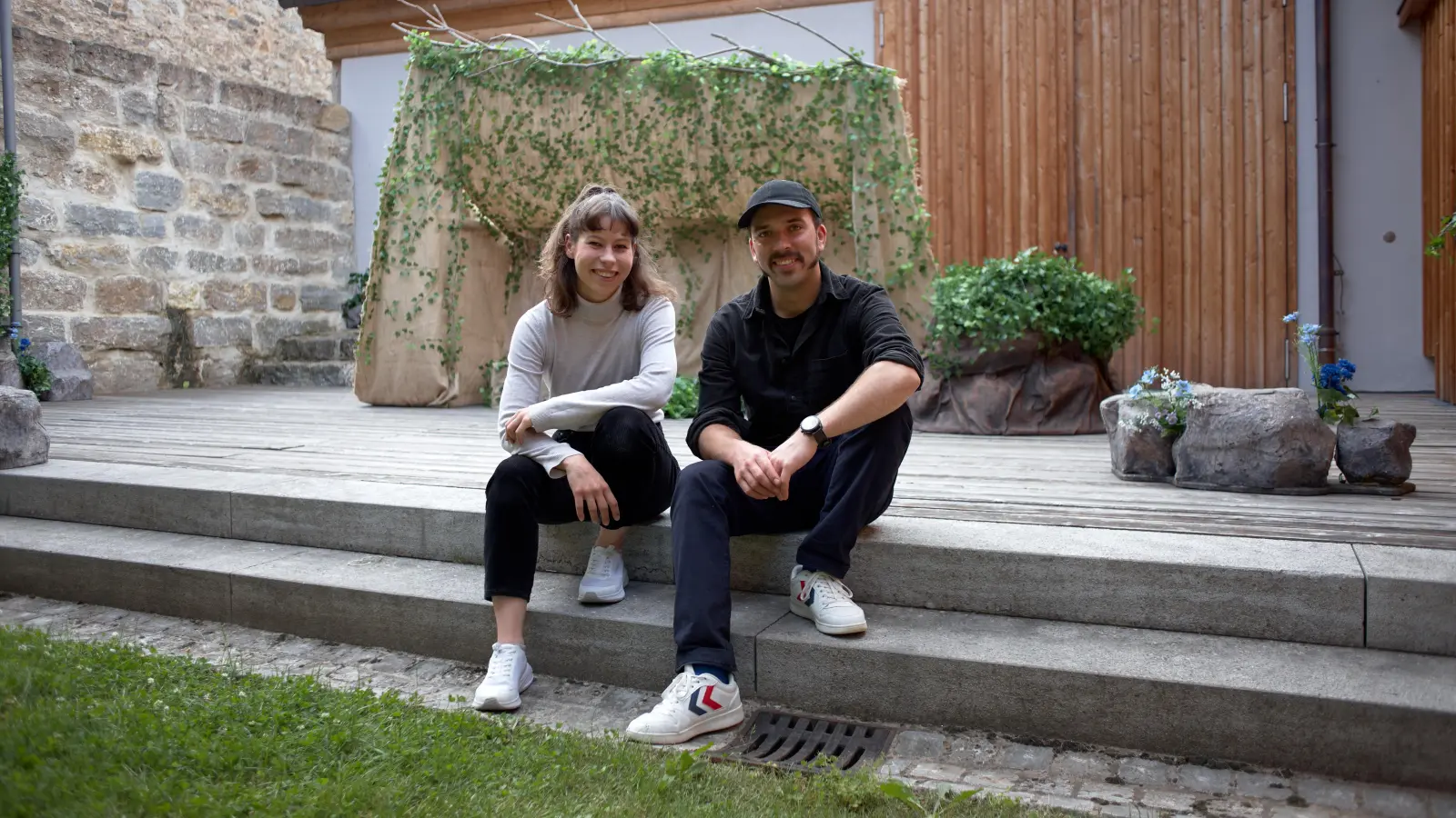 Meike Pintaske und Mario Schnitzler im Feuchtwanger Nixel-Garten. Hinter ihnen schon das fertige Bühnenbild für ihre Inszenierung des Kinderbuchs „Weißt du eigentlich, wie lieb ich dich hab?“. (Foto: Tizian Gerbing)