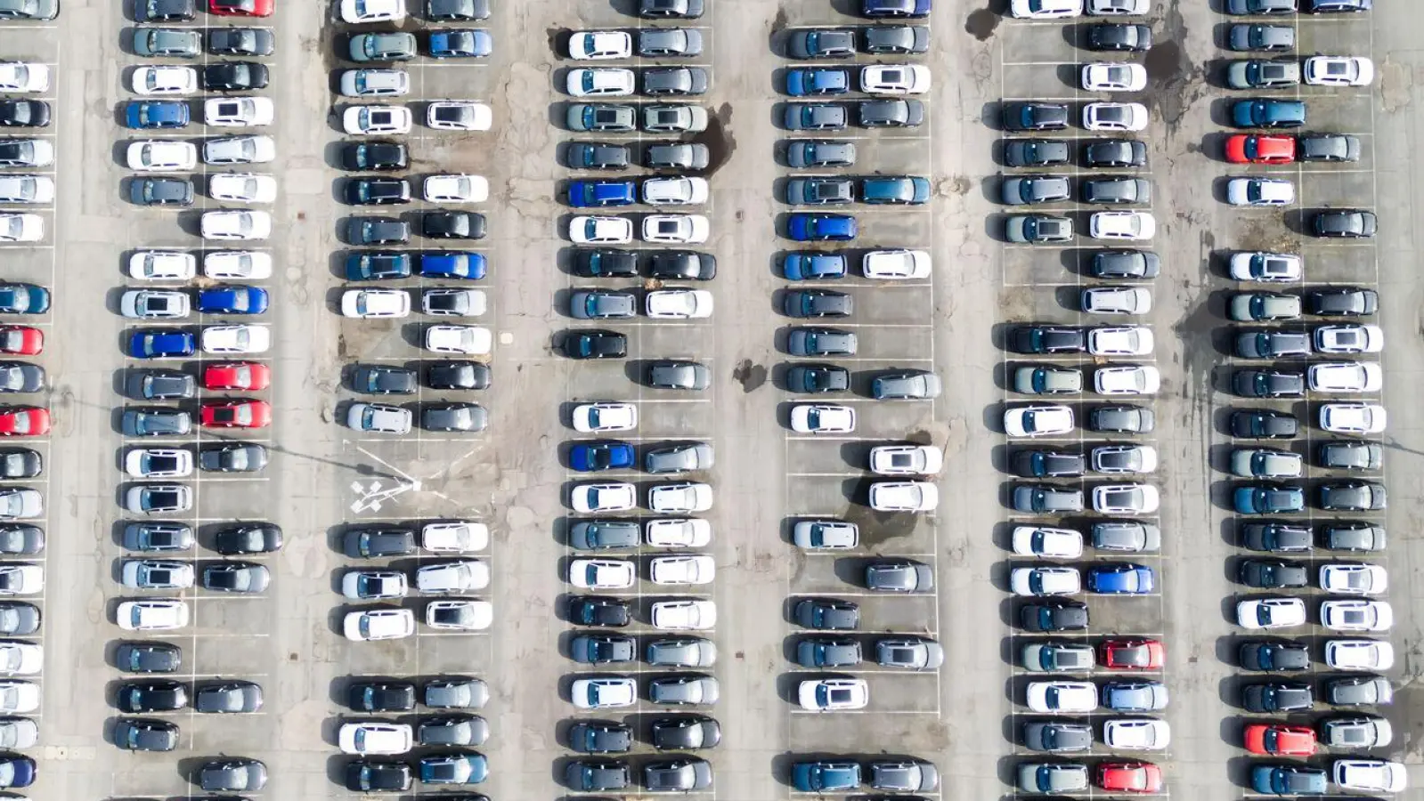 Chinesische Hersteller drängen auf den europäischen Markt. Für Volkswagen stellt sich die Frage, wie die Auslastung der Werke langfristig gesichert werden kann. (Symbolbild) (Foto: Julian Stratenschulte/dpa)