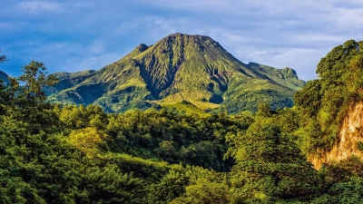 Er allein ist ein Grund für viele Touristen, auf die Insel zu kommen: der Mont Pelée. (Foto: CMR/TiFox/dpa-tmn)