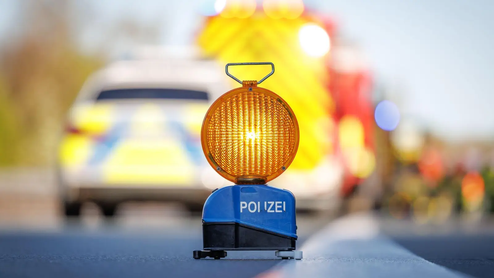 Die Autobahn wurde kurzzeitig gesperrt, damit der Rettungsdienst arbeiten konnte. (Symbolbild) (Foto: Friso Gentsch/dpa)