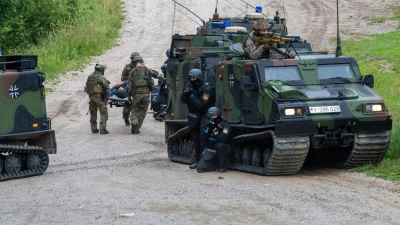 Kräfte von Polizei, Bundeswehr, Rettungsdiensten und Bergwacht proben die Versorgung und den Abtransport von verwundeten Polizisten. (Foto: Stefan Puchner/dpa)