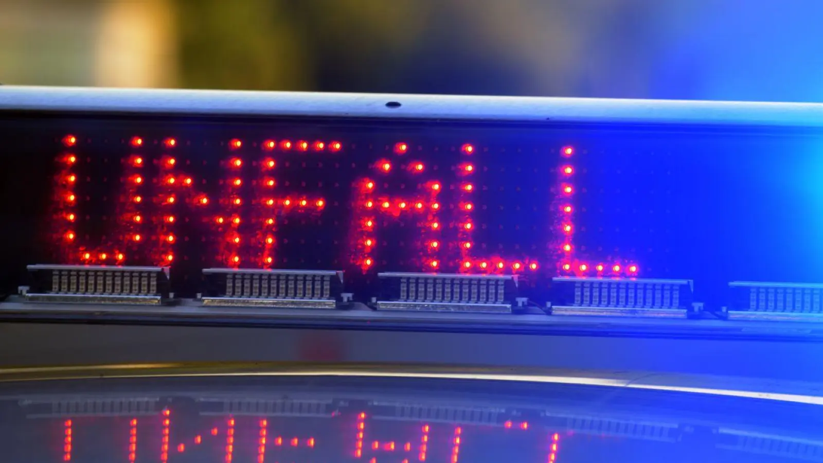 Eine Fahrbahn der A8 in Richtung Stuttgart musste zeitweise gesperrt werden. (Symbolbild) (Foto: Stefan Puchner/dpa)