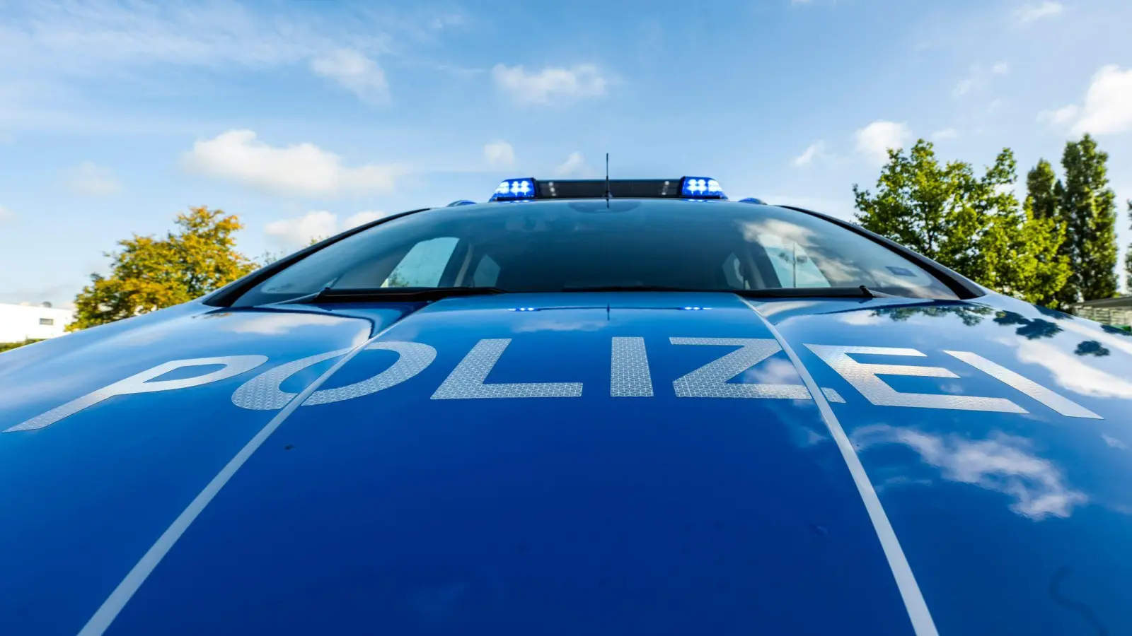 Nach einem Einbruch in eine Zahnarztpraxis in Leutershausen bittet die Polizei mögliche Zeugen um Hinweise. (Symbolbild: David Inderlied/dpa/Illustration)