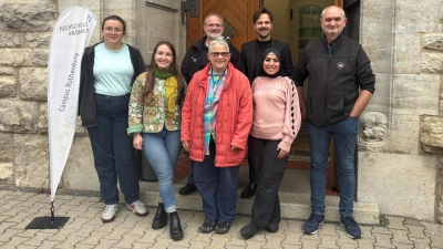 Am Campus startete ein besonderes Berufsbildungsprojekt. Auf dem Bild zu sehen sind vorne (von links) Julia Scholz, die das Programm absolvierte, Cora Ebert, Claudia Müller und Rula Alnesr sowie hinten (von links) Willi Ulm, Dr. Florian Diener und Zeljko Lozo, sozialpädagogischer Fachdienst. (Foto: Christin Kohler)
