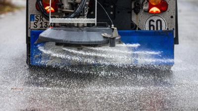 Streusalz ist trotz der Nachteile für die Umwelt weiterhin im Winterdienst oft unverzichtbar. (Archivbild) (Foto: Armin Weigel/dpa)