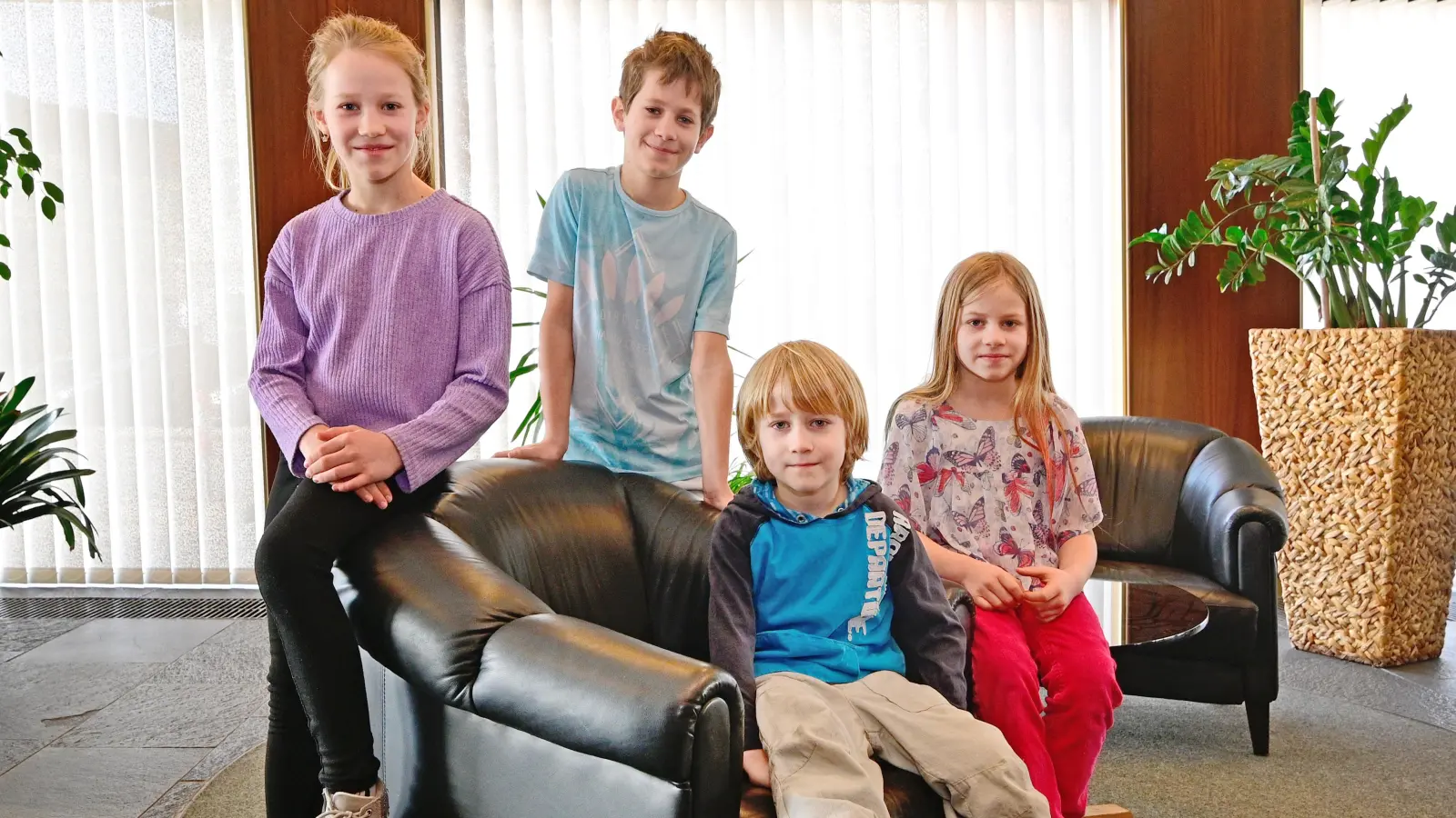 Nachwuchsschauspieler zu Besuch im FLZ-Haus: Nicklas (6; im Sessel) steht seine Set-Premiere noch bevor. Vanessa (10), Jan (11) und Verena (8) - von links - haben schon Erfahrungen beim Drehen gesammelt. (Foto: Jim Albright)