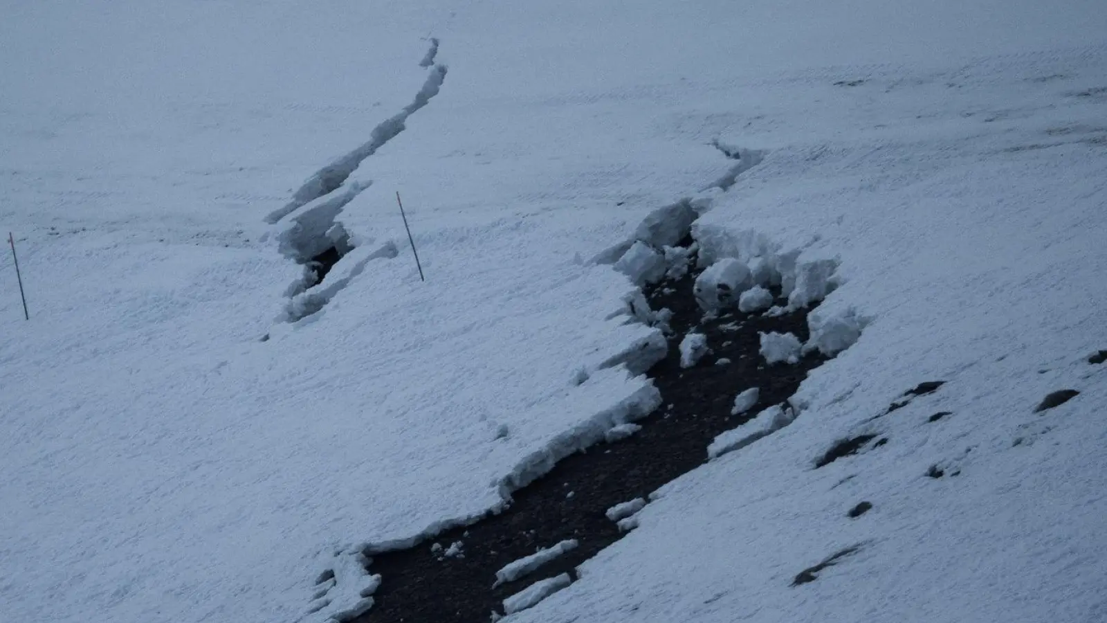 Ein Riss in einer Skipiste im Glacier-3000-Skigebiet in der Schweiz. (Foto: -/Glacier 3000/dpa)