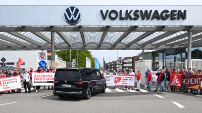 Der Bus mit VW-Vorstandchef Oliver Blume wird von Beschäftigten in Zwickau mit einer Demonstration für den Erhalt des Standortes in Empfang genommen. (Foto: Hendrik Schmidt/dpa)