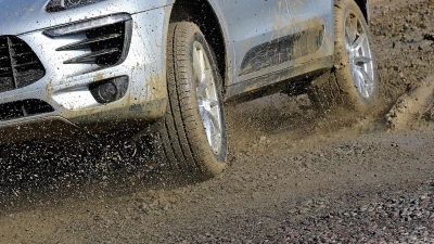 Stress-Test: Wer häufiger offroad fährt, wirft besser regelmäßig einen Blick auf das Fahrwerk des Autos. (Foto: Jan Woitas/dpa-Zentralbild/dpa-tmn)