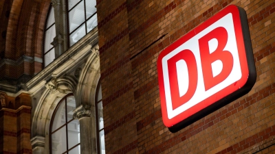 Das Logo der Deutschen Bahn (DB) frühen Morgen vor dem Bremer Hauptbahnhof. (Foto: Hauke-Christian Dittrich/dpa)