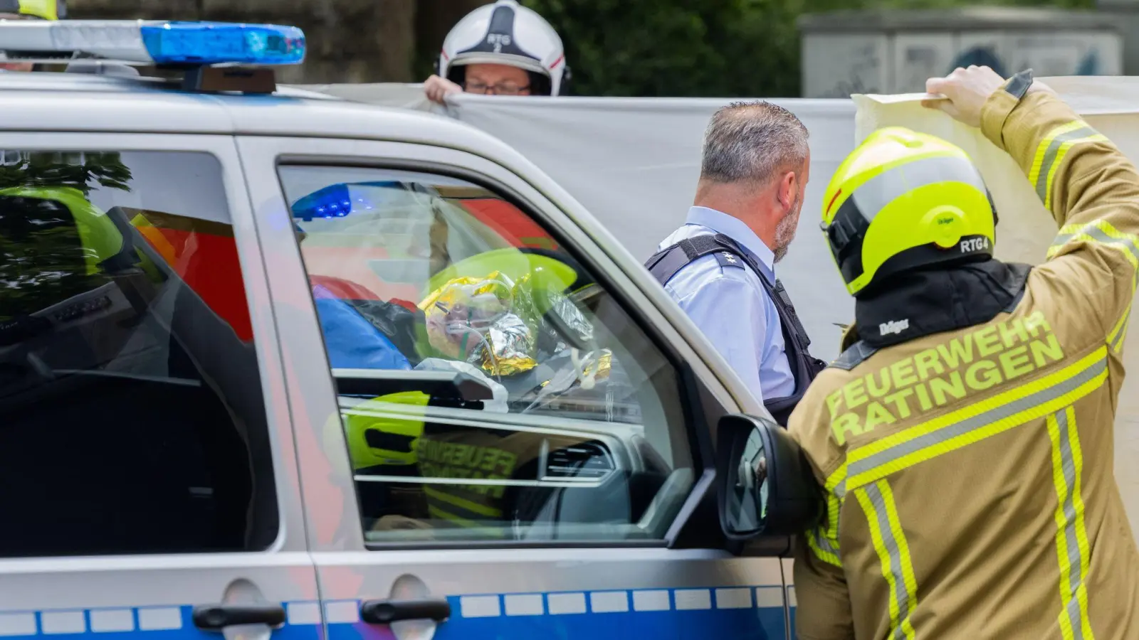 Bei einer Explosion in einem Hochhaus in Ratingen wurden mehrere Menschen schwer verletzt - darunter auch Einsatzkräfte der Feuerwehr und der Polizei. (Foto: Rolf Vennenbernd/dpa)