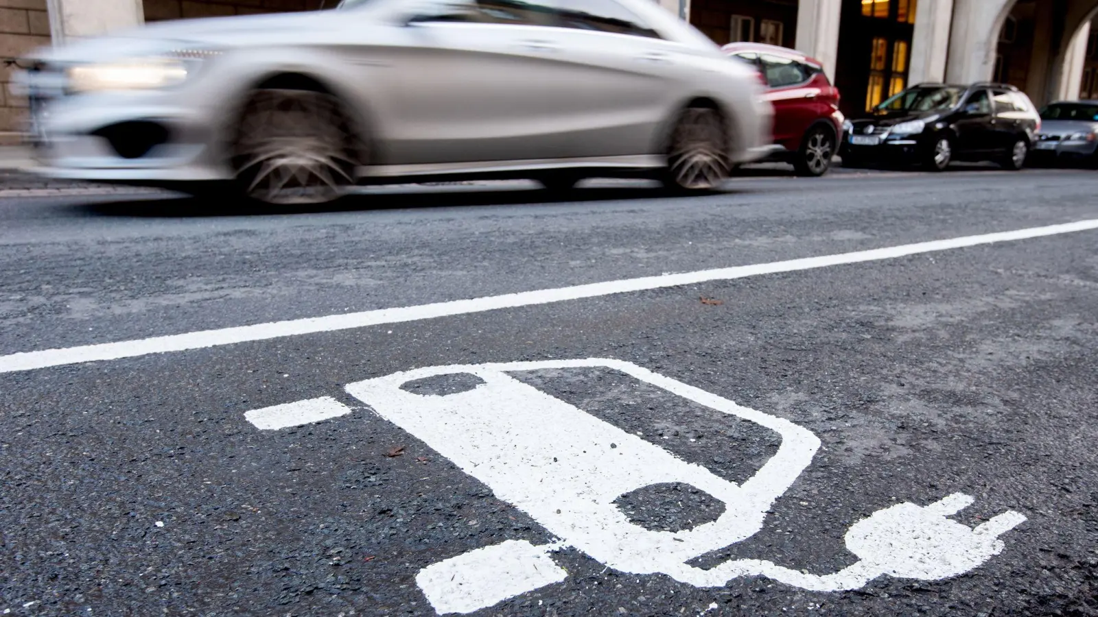 Im Alltagsbetrieb auf der Straße sind Plug-in-Hybride laut Fraunhofer ISI deutlich durstiger als auf dem Papier. (Archivbild) (Foto: Julian Stratenschulte/dpa/dpa-tmn)