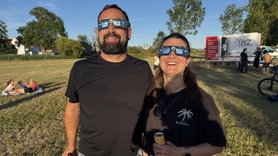 Wohl denen, die sich – wie dieses Paar in Neuses bei Ansbach – rechtzeitig eine Schutzbrille besorgt hatten. Denn die waren am Mittwoch fast überall ausverkauft. (Foto: Lara Hausleitner)
