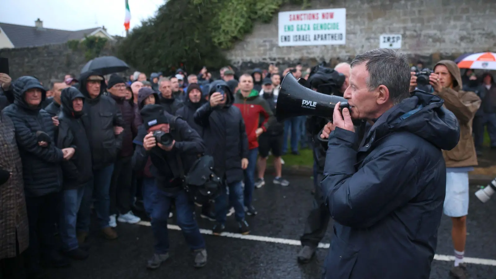 Gegendemonstranten blockieren die Garvaghy Road - die Parade konnte deshalb zunächst nicht starten.  (Foto: Peter Morrison/PA Wire/dpa)