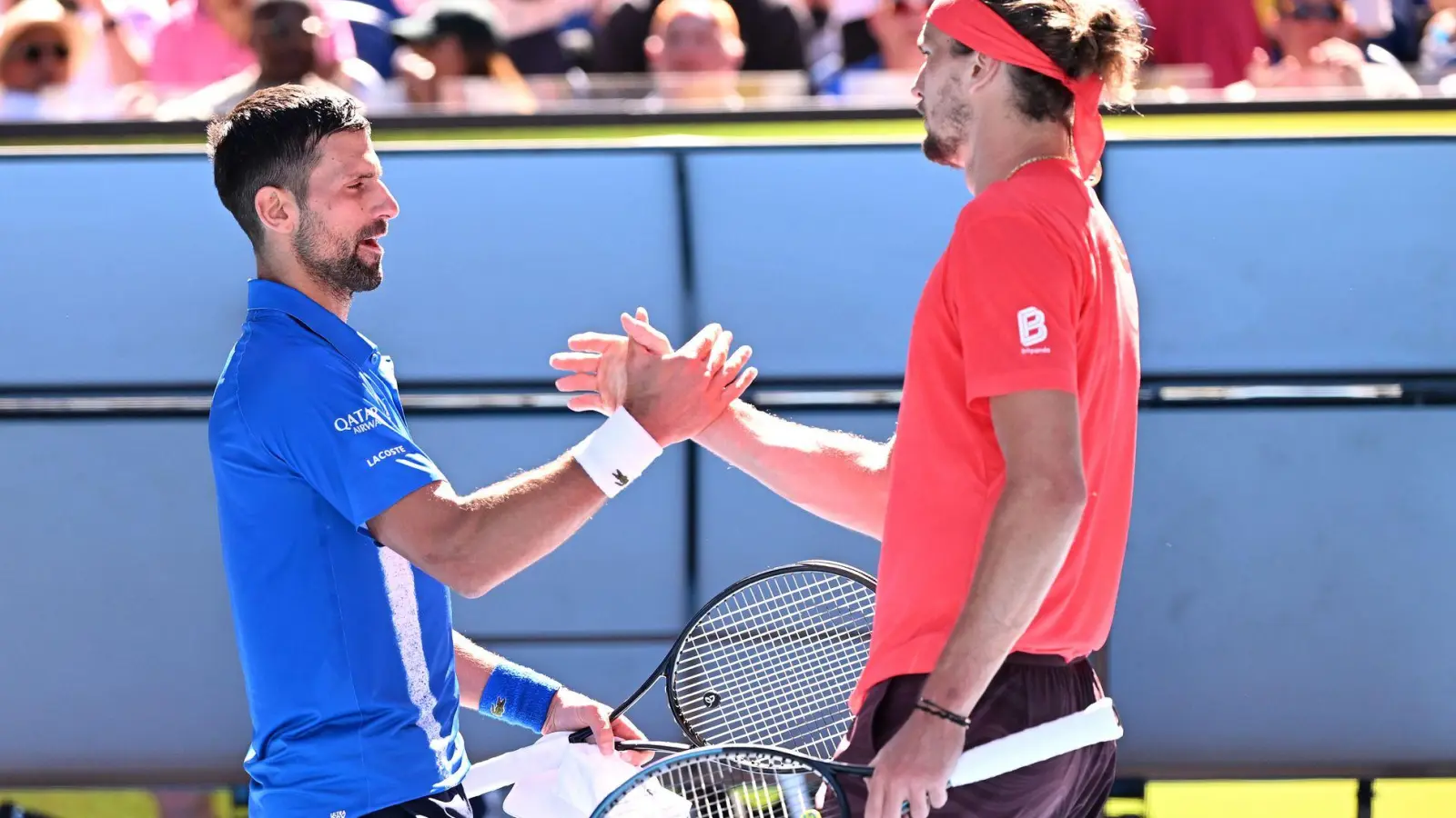 Nach dem verlorenen ersten Satz gratulierte Novak Djokovic (l) Alexander Zverev. (Foto: James Ross/AAP/dpa)