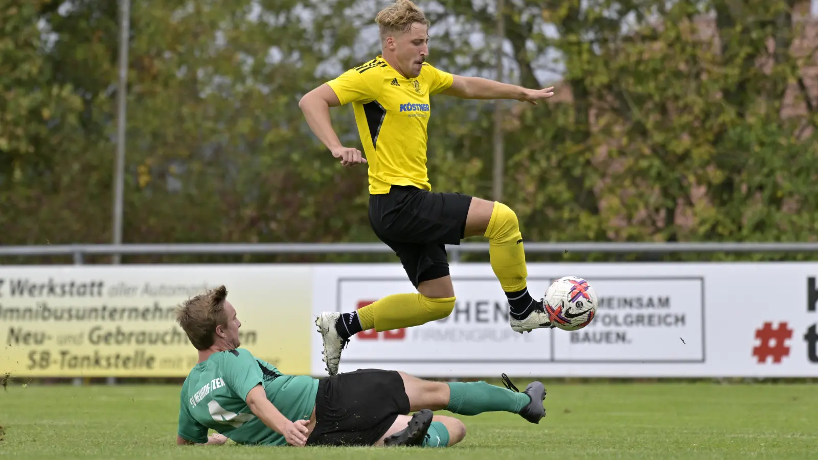 Dominic Meyer (in Gelb) trifft für den SV Losaurach in der bisherigen Saison mal wieder nach Belieben, hier ist Luis Scheuenstuhl vom SV Neuhof nur eine kleine Hürde für den Stürmer. (Foto: Martin Rügner)