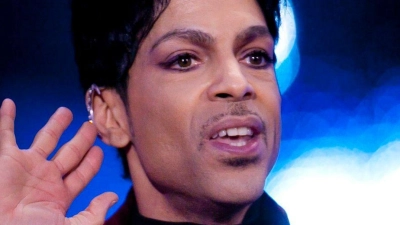 Zehn Jahre nach dem Tod von Prince erscheint „Timeless“, ein neues Album mit bislang unveröffentlichten Aufnahmen des Popgenies. (Archivbild) (Foto: Balazs Mohai/MTI/epa/dpa)