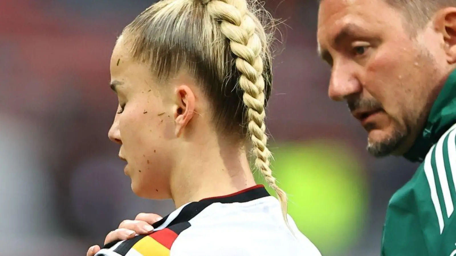 Giulia Gwinn muss verletzt raus. (Foto: Daniel Karmann/dpa)