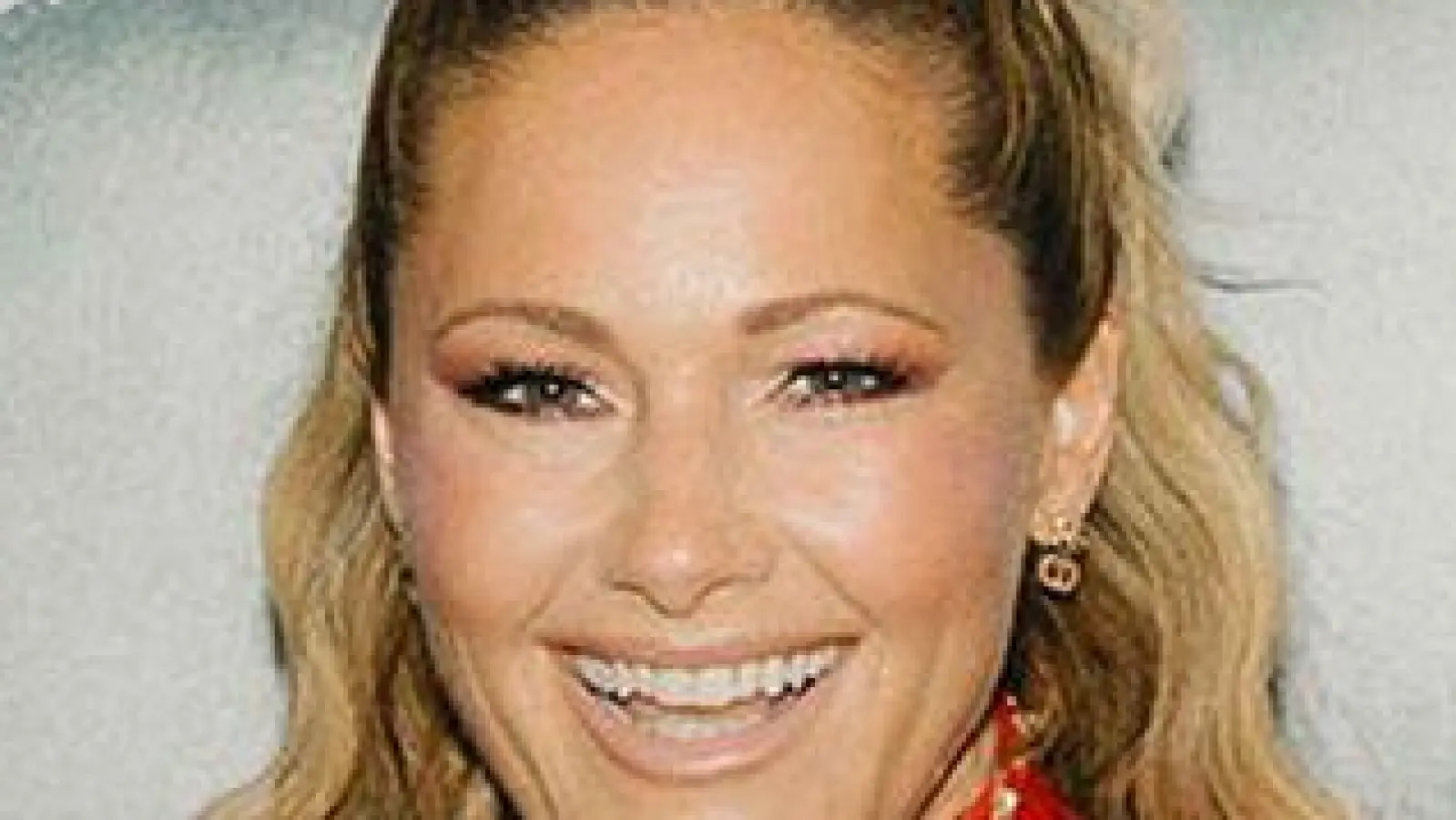 Fischers Sonderbriefmarken sollen unter anderem bei ihren Stadionkonzerten verkauft werden.  (Foto: Leon Schleßelmann/DHL Group/dpa)