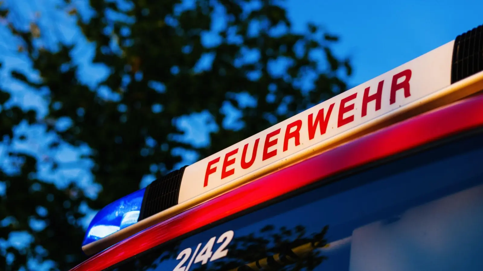 Die Feuerwehr musste die 77-Jährige aus ihrem Auto befreien. (Symbolbild: Philipp von Ditfurth/dpa)