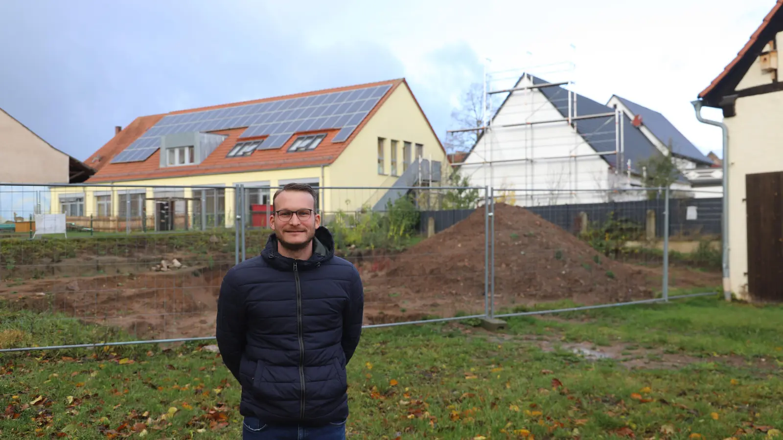 An dieser Stelle soll der Erweiterungsbau der Kindertageseinrichtung St. Peter und Paul entstehen. Bürgermeister Simon Göttfert hofft, dass er spätestens im September 2026 fertig ist. (Foto: Oliver Herbst)